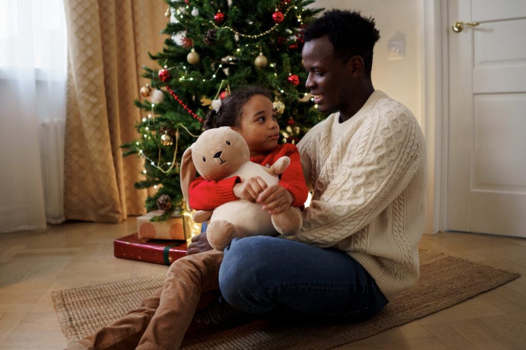 offrir une peluche à Noel